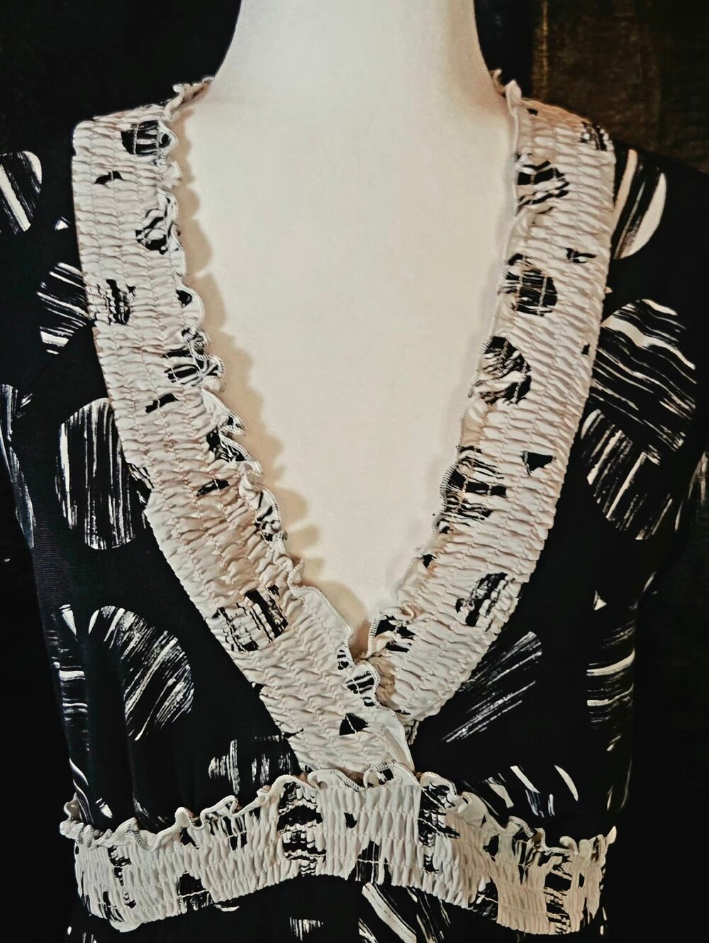 Vintage BCBGMAXAZRIA Circle Print Smocked Ruffle V-Neck Top Medium - Picture 4 of 14